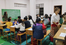 ပၢင်သွၼ်လိၵ်ႈတႆး ၶၢဝ်းမႆႈ တီႈဝဵင်းၼမ်ႉၶမ်း တႄႇယဝ်ႉ Nan Kham