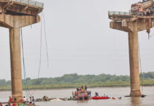 ၶူဝ် တီႈမိူင်းဢိၼ်ႊတီႊယိူဝ်ႊ ႁၵ်းတူၵ်း မီးၵူၼ်းလူႉတၢႆ မွၵ်ႈ 10 ၵေႃႉ India